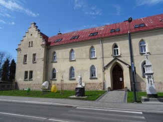 Widok frontu budynku od ulicy Rybnickiej. Zbliżenie